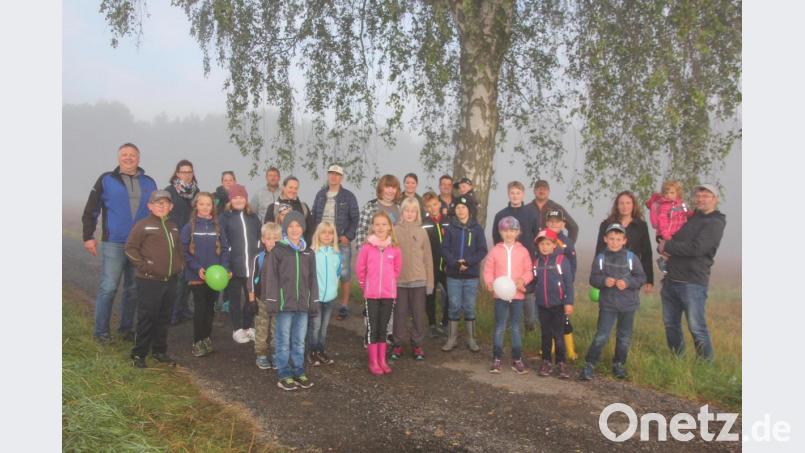 Trotz des teils starken Nebels war die morgendliche Wanderung zum Gipfelkreuz am Schlößl ein ganz besonderes Erlebnis für die Teilnehmer. Bild: kro