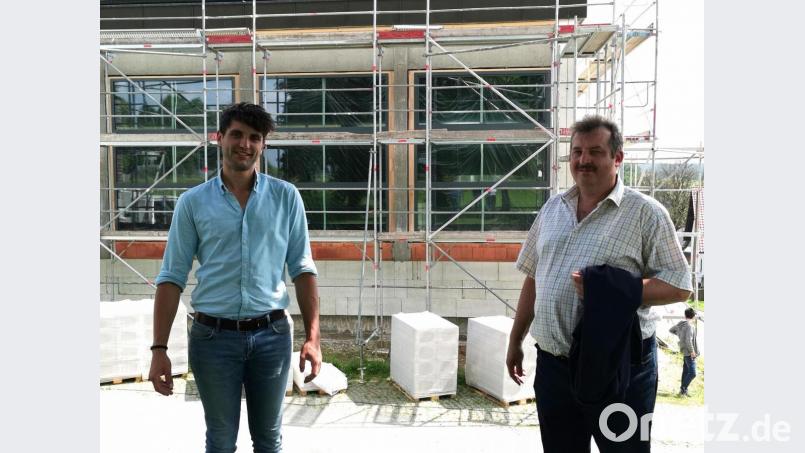 Bürgermeister Reinhard Kreuzer und Armin Ebnet (Bauabteilung) besprechen Details auf der Baustelle. Bild: Portner