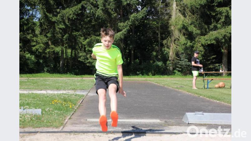 Elias Ott beim Weitsprung. Bild: kro