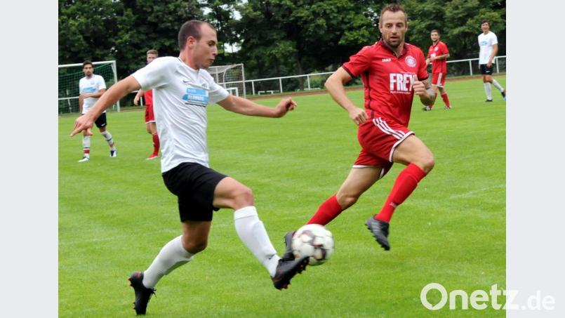 Der Spielertrainer ist weiter mittendrin: Christian Zettl (rechts, Szene aus der Partie gegen den TSV Waldershof) und die SpVgg Wiesau legten einen Top-Start in der Kreisliga Süd hin. Bild: heh