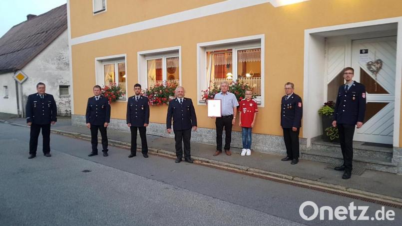 Rudolf Mitlmeier (mit Urkunde) ist neuer Ehrenvorsitzender der Feuerwehr Etzgersrieth. Kreisbrandmeister Thomas Kleber (links), Ehrenvorsitzender Albert Reitinger (Zweiter von rechts) und Vorsitzender Matthias Balk (rechts) gratulierten mit den Kommandanten und 2. Vorsitzenden. Bild: gi