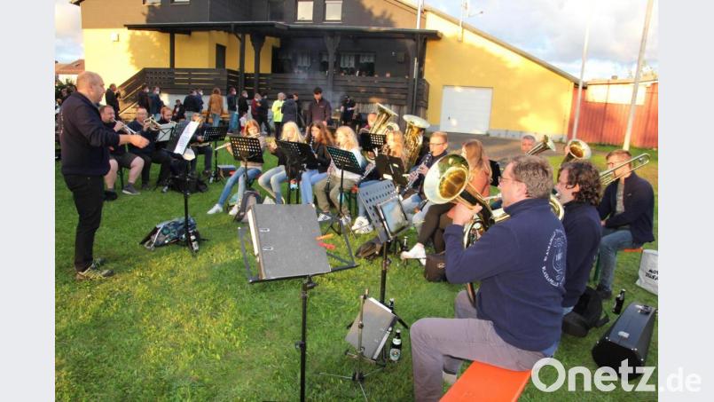 In lauschiger Abendsonne zünftige bayerische und böhmische Blasmusik hören: Dies bot am Freitagabend die Blaskapelle Thanhausen auf dem Vorplatz des Fußballfeldes des VfB Thanhausen. Bild: kro
