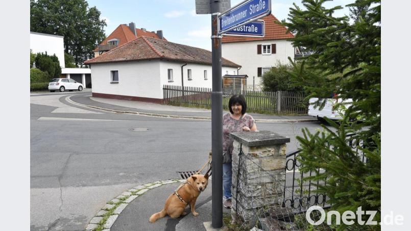 An der Kreuzung von Breitenbrunner Straße und Südstraße am Loderhof ist Silvia Fickler beim Gassigehen mit ihrer Hündin schwer gestürzt - doch sie hat Hilfe bekommen. Bild: Petra Hartl