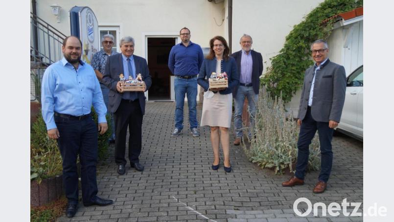Richard Brunner (rechts) als Vorsitzender und Peter Schwender (links) als Stellvertreter führen den CSU-Ortsverband Dieterskirchen. Der Führung gehören auch (hinten, von links) Michael Albang, Andreas Eckl und Hans Graßl an. MdB Karl Holmeier und Bundestagskandidatin Martina Englhardt-Kopf gratulierten zur Wahl. Bild: wel