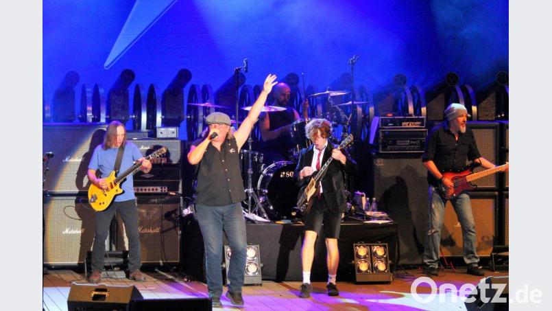 Authentischen AC/DC-Sound lieferte am Montagabend die Tribute-Show "We salute you" auf der Luisenburg. Bild: stg