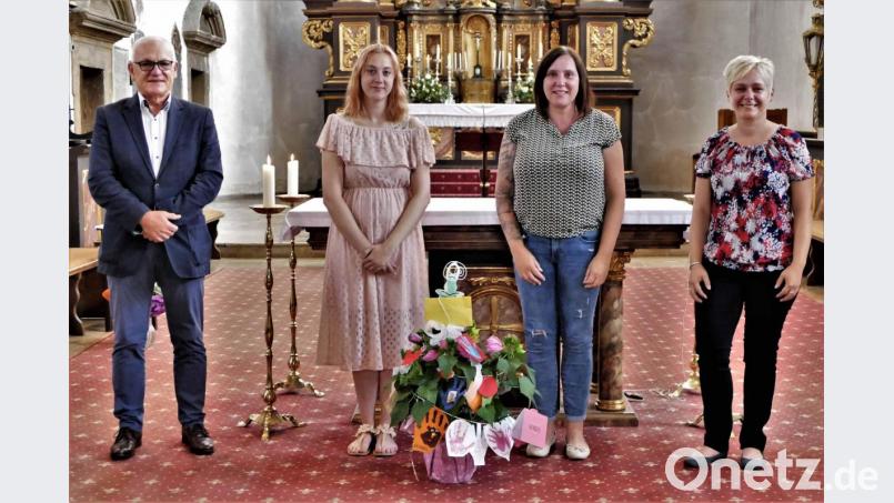 Der Kindergarten St. Marien verabschiedet zwei Mitarbeiterinnen: (von links) Erich Weiß als Sprecher der Kirchenverwaltung St. Marien, Sabrina Marek, Michaela Weiß und die Leiterin Tanja Fuchs. Bild: wbe