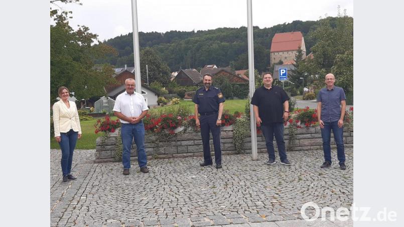 Ramona Baar (Sachbearbeiterin Schmidgaden), Bürgermeister Josef Deichl, Polizei-Chef Günter Vierl, Bürgermeister Christian Ziegler und Thomas Rambach (Geschäftsleiter Fensterbach) nahmen am Sicherheitsgespräch teil. Bild: ral