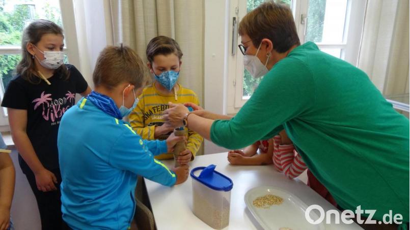 Mit der Haferquetsche machen die Buben aus Körnern Flocken. Bild: hka