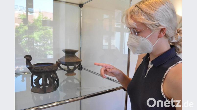 Für Vanessa endet ihre Zeit als Kinderführerin im Internationalen Keramikmuseum. Mit Wehmut betrachtet sie zwei der Objekte, die sie jahrelang den Kindern präsentierte. Bild: Kunz