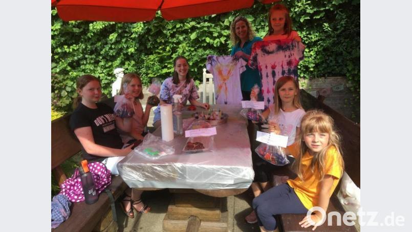 Beim Kinderferienclub Neustadt geht es bunt zu. Die Kinder gestalten T-Shirts. Bild: krb