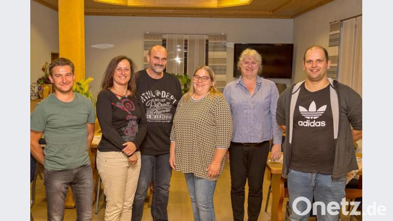 Vorsitzender Michael Lang (rechts) verabschiedete die Trainer Thomas Ebnet (links) und Tanja Betz (Dritte von rechts). Sein besonderer Dank galt Peter Bauer (Dritter von links) und Susanne Uschold (Zweite von links) für den jahrzehntelangen Einsatz. Lorna Simone Baier (Zweite von rechts) wurde als neue Schiedsrichterin begrüßt. Bild: gud
