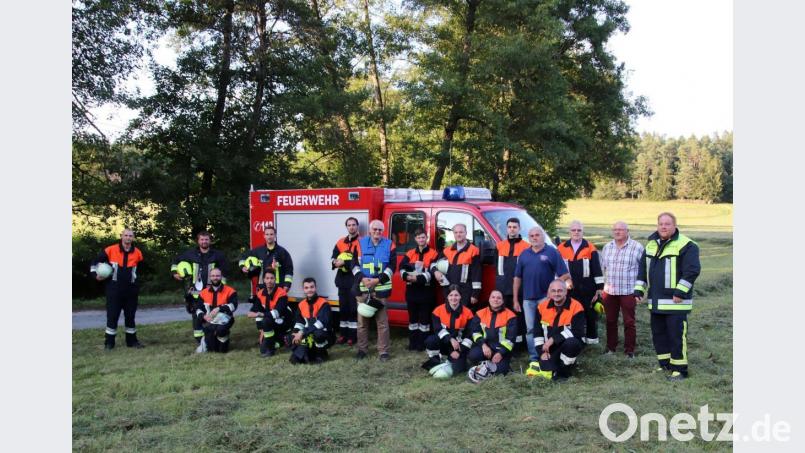 Gruppenfoto mit dem scheidenden Feuerwehrmann. Bild: jma
