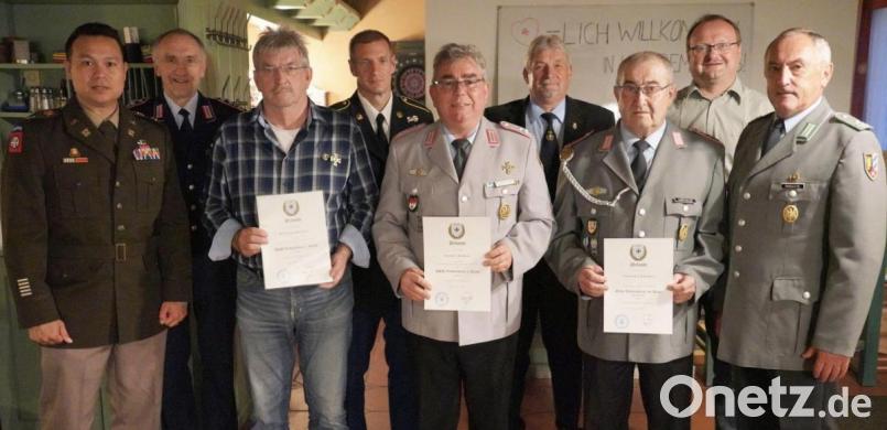 Die drei ausgezeichneten Reservisten mit den Ehrengästen: (von links ): Oberstleutnant John Abella, Bertram Gebhard, First Sergeant Stuart Cox, Norbert Bücherl, Alfons Betzl, Gerhard Lindthaler, Bürgermeister Uwe König und Werner Gebhard. Bild: nbu