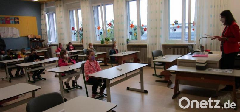 Die „Burgeulen“ mit Lehrerin Judith Schneeberger dürfen in ihrem zukünftigen Klassenzimmer schon probesitzen. Bild: sl