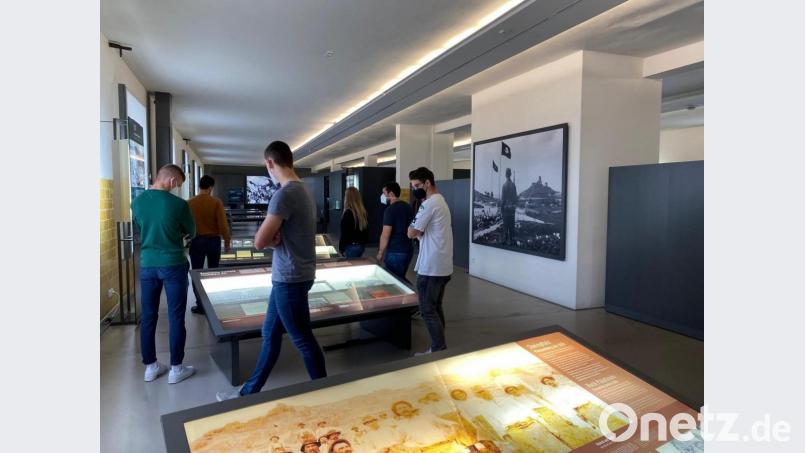 Polizeischüler besuchten die Ausstellung „Konzentrationslager Flossenbürg 1938 bis 1945“ in der ehemaligen Wäscherei des damaligen Konzentrationslagers in Flossenbürg. Bild: Edenhart/exb