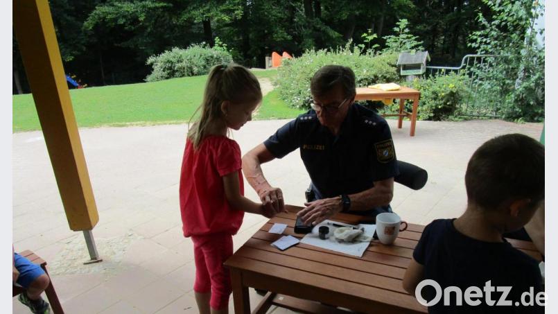 Die Polizei zeigte den Vorschulkinder nicht nur, wie sie sicher in die Schule kommen, sondern auch wie ein Fingerabdruck funktioniert. Bild: sl