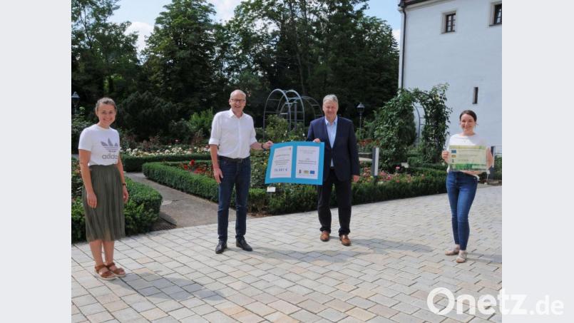LAG-Managerin Veronika Schmalzl, Bürgermeister Bernhard Lindner, Landrat Richard Reisinger, der Vorsitzende der LAG Regionalentwicklung Amberg-Sulzbach, sowie LAG-Managerin Melanie Altas (von links) freuen sich über den Förderbescheid von rund 77.000 Euro für den Markt Hahnbach. Bild: Christine Hollederer, Landratsamt Amberg-Sulzbach/exb