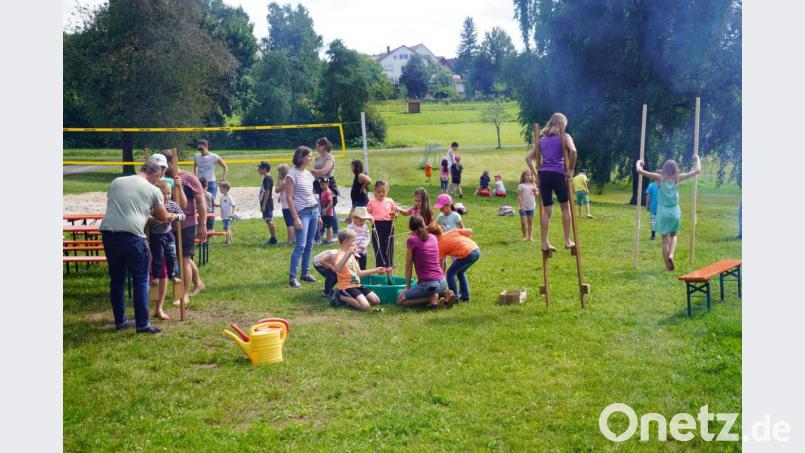 Angeln aus einem Planschbecken und auf Stelzen gehen waren zwei von vielen Angeboten beim &quot;Spaß-und-Spiele-Nachmittag&quot;. Bild: fvo