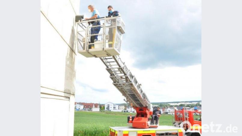 Hand in Hand zum Erhalt der einheimischen Tier- und Pflanzenwelt arbeiten der Landesverband für Vogelschutz, die Feuerwehr Amberg sowie die Stadtwerke Amberg –hier beim Aufhängen der Nistkästen an der Trafostation in Eglsee mit (von links) Thilo Wiesent, Florian und Norbert Bachfischer. Bild: Karoline Gajeck-Scheuck/exb