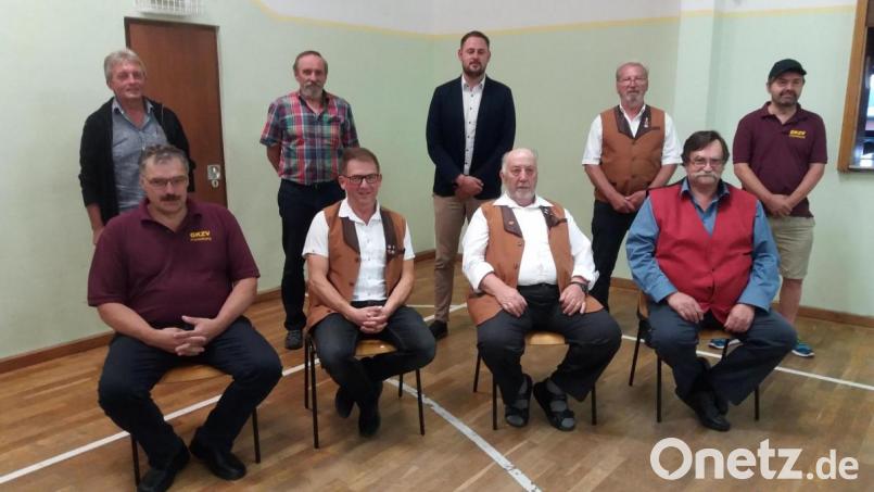 Der neue Vorstand des Fichtelberger Geflügel- und Kaninchenzuchtvereins (vorne, von links): Edwin Seidl, Stephan Müllinger, Engelbert Auer und Konrad Weiß sowie (hinten, von links) Alois Kuhbandner, Walter Niepold, Bürgermeister Sebastian Voit, Otto Endler und Ulrich Riedl. Bild: gis