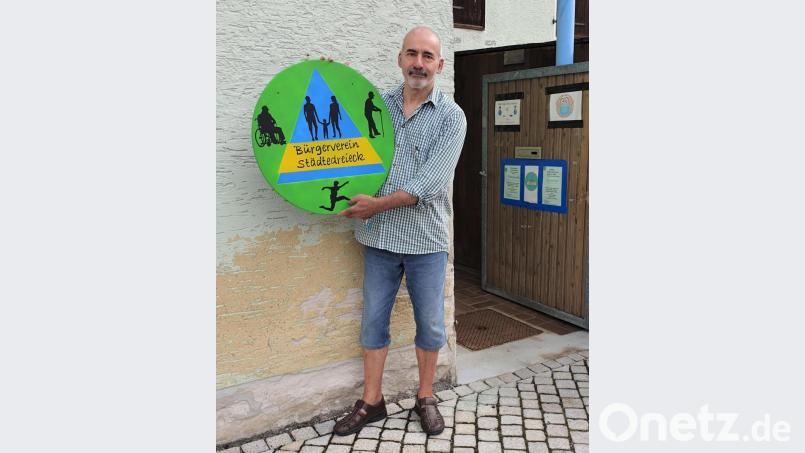 Der Grafewöhrer Künstler Johannes Janner hat ein neues Schild für den Bürgerverein Städtedreieck gemalt. Bild: rgr