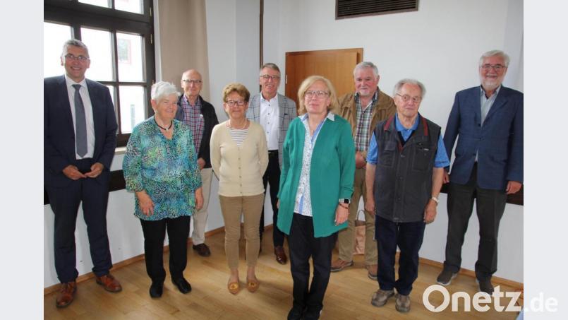 Die Führungsspitze des Heimatkreises Plan-Weseritz. Von links Mährings Bürgermeister Franz Schöner, Elis Saller, Gerd Ludwig Christl Ludwig, Franz Stahl, Vorsitzendes Regine Löffler-Klemsche, Gerhard Bezenka, Willibald Gabriel und Dr. Ralf Heimrath. Bild: kro