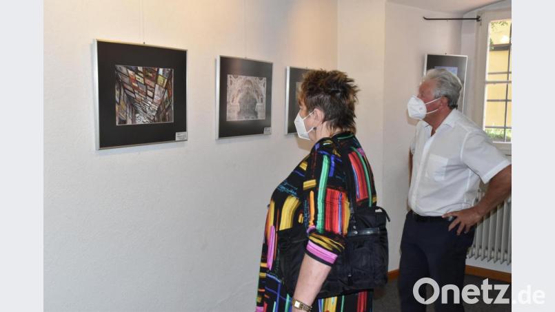 Stadtarchivarin Petra Vorsatz und Stadtrat Hans Forster betrachten Bilder der Ausstellung. Bild: hcz
