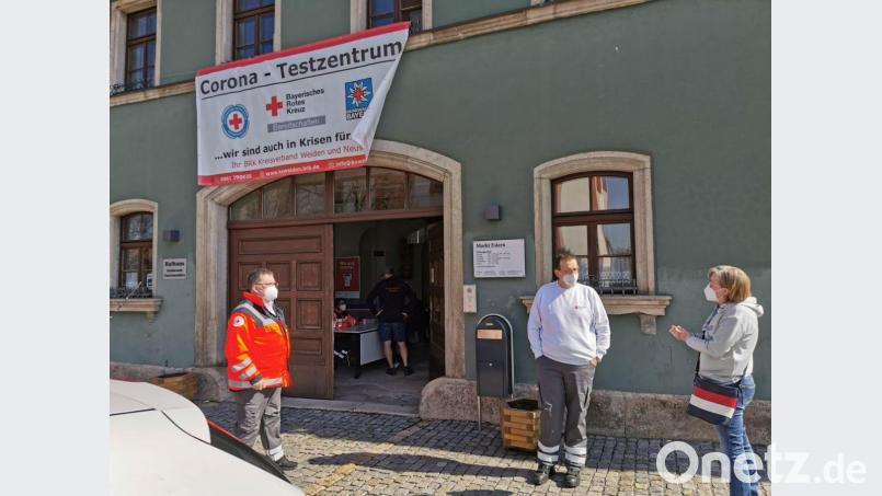 Die Bevölkerung und Gäste hatten die Gelegenheit, sich bei den ehrenamtlichen BRK-Helfern im Rathaus testen zu lassen. Bild: gz