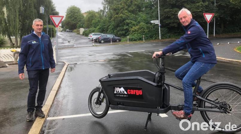 An einem neuralgischen Punkt für Radfahrer in Marktredwitz: der städtische Tiefbau-Leiter Christian Frohmader (links) und Stefan Kirsch, zuständig für den Radverkehr in der Stadt, mit dem Lastenrad an der Kreuzung Schul- und Goethestraße. Hier ist es vordringlich, eine vernünftige Verbindung in die Jahnstraße im Hintergrund zu schaffen. Bild: fph