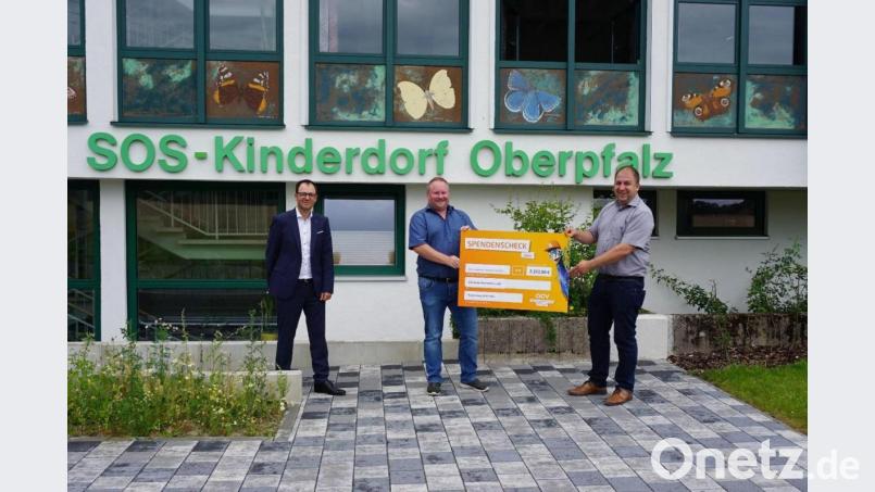 Sven Delatron (ACV) und Jürgen Reger (DEVK) übergaben den Scheck an Kinderdorf-Leiter Holger Hassel (von links). Bild: ACV/exb