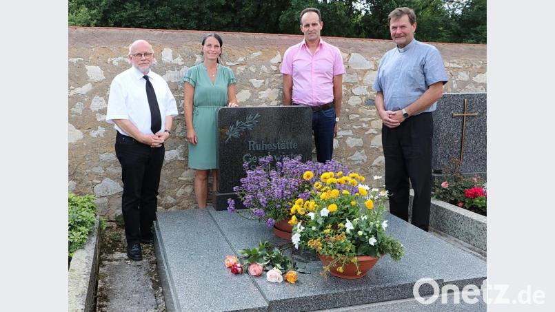 Am Grab der Geschwister Schlawitz gedenken (von links) Pfarrer Matthias Ahnert, Kindergartenleiterin Sonja Winter, Bürgermeister Hans-Jürgen Strehl und Pfarrer Hans Zeltsperger der Förderinnen des Kindergartens. Bild: gru