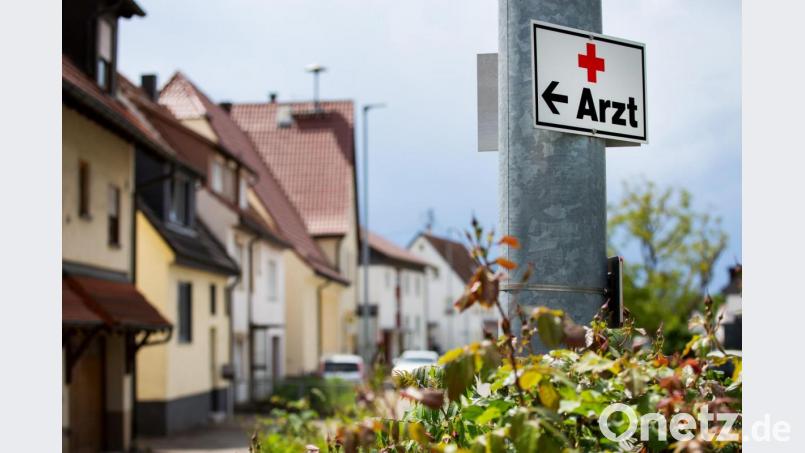 Wo bitte geht&#039;s zum nächsten Arzt? Damit die Wege zu den Praxen nicht noch weiter werden, setzt der Landkreis auf ein neues Versorgungskonzept. Symbolbild: Tom Weller/dpa