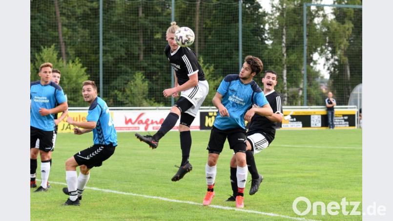 Drittes Heimspiel, dritte Niederlage: Der FC Tirschenreuth (blaue
Trikots) unterlag am Donnerstag Spitzenreiter VfR Katschenreuth mit 0:3.
Hier kommt Gästespieler Pascal Kolb vor Silvan Wimmer zum Kopfball. Bild: gb