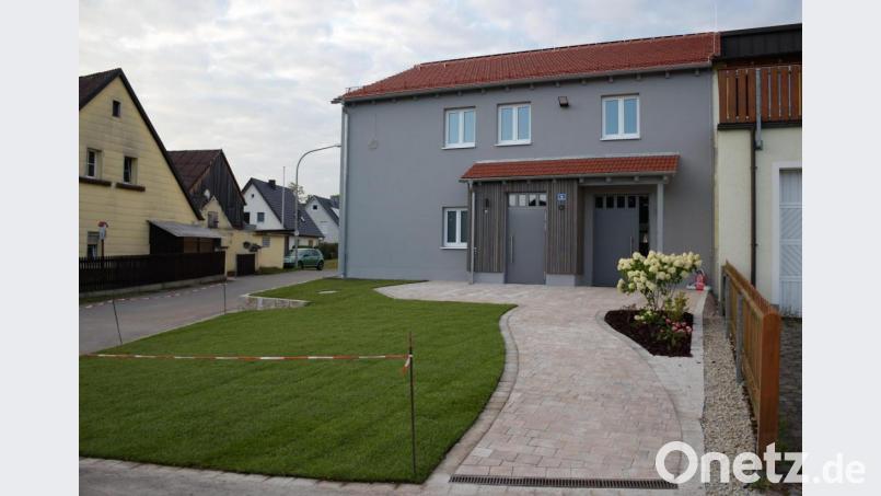Neben dem Haupteingang auf der Nordseite wurde außen eine Toilette mit barrierefreiem Zugang integriert. Bild: whw
