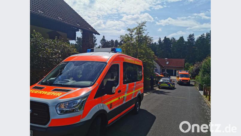 Zu einem Verkehrsunfall mit einem Motorrad kam es am Donnerstagmittag im Drosselweg in Immenreuth. Feuerwehr, Rettungsdienst und Polizei waren im Einsatz. Bild: mde