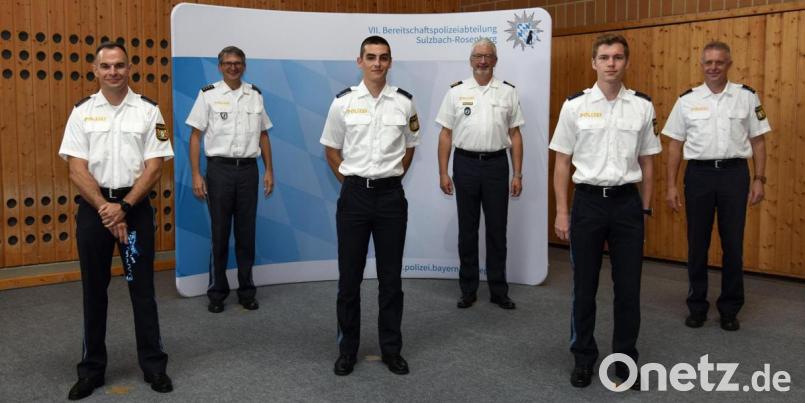 Besonders geehrt wurden die drei Seminarbesten (vordere Reihe, von links) Max Wagner, Florian Zichaus und Benjamin Vogelhuber durch 
(hintere Reihe, von links) Abteilungsführer Leitenden Polizeidirektor Stefan Beil, Polizeipräsident Udo Skrzypczak und Seminarleiter Polizeioberrat Thomas Scherer. Bild: Martin Bösl/exb