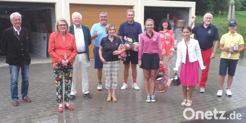 Die Sieger des Turniers, (von links) Arno Malte Uhlig, Luise Ries, Wolfgang Ries, Roland Oettel, Helena Berkova, Hannes Leucht, Victoria Faber, Angela Wölfel, Barbara Volmutova sowie Uwe Wolfgang Brenne. Bild: Golfclub Stiftland/exb