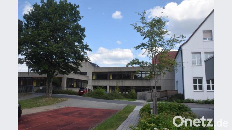 Die Rückseite der Grund- und Mittelschule, die neu gebaut wird. Denn das amtliche Ergebnis des Bürgerentscheids steht. Zwei Stimmen für den Erhalt des Gebäudes machten den Unterschied. Bild: fz