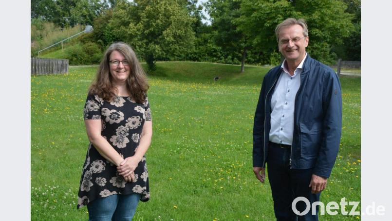 Neue Leiterin des Kinderhauses „Purzelbaum“ zum 1. September ist Julia Merz-Neudert. Lebenshilfe-Geschäftsführer Berthold Kellner wünschte einen guten Start. Bild: jr