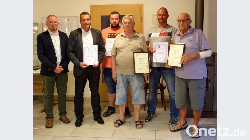 Langjährige Mitglieder ehrt der Geflügelzuchtverein Schnaittenbach-Hirschau (von links): Vorsitzender Gerhard Heindl, Zweiter Bürgermeister Uwe Bergmann (20 Jahre Treue), Christian Birner (15 Jahre), Georg Nagler (60 Jahre), Christian Pausch (20 Jahre) und Adolf Schmidt (70 Jahre). Bild: u