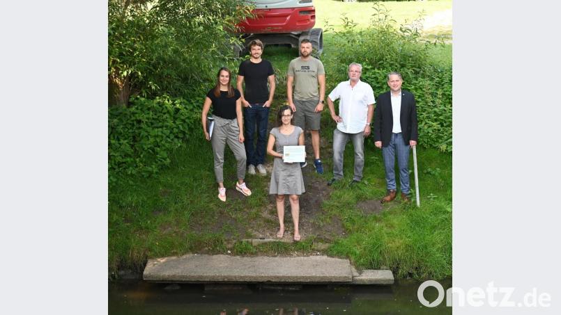 Bei einem Ortstermin wird die neuen Kanu-Anlegestelle in Altmannshof vorgestellt (von links): Franziska Mikuta und David Neidl (Büro Neidl und Neidl), AOVE-Geschäftsführerin Katja Stiegler, Daniel Philipp, Verwaltungsleiter Hartmut Gawlik und Bürgermeister Hermann Böhm. Bild: gf