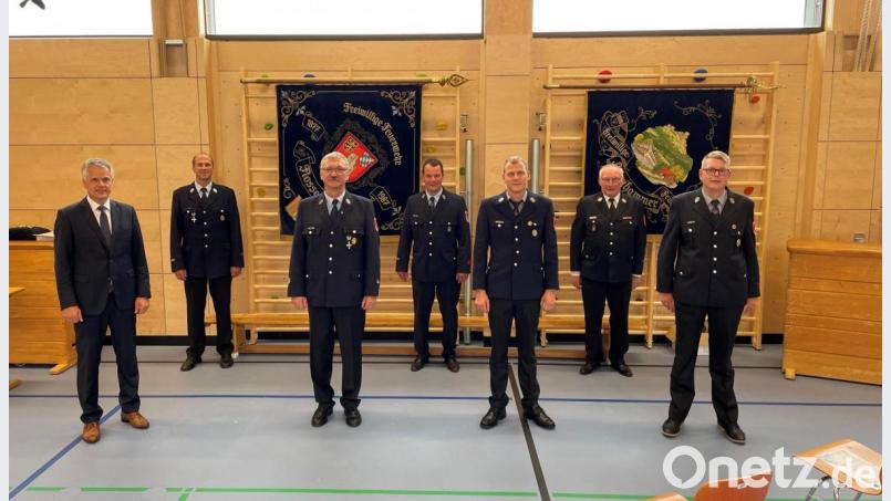 Die Wehr hat zwei neue junge Kommandanten: Daniel Stahl (Dritter von rechts) und Andreas Hopf (rechts); mit im Bild Kreisbrandmeister Alfons Huber, der Vertrauensmann Johannes Helgert, der dritte Kommandant Walter Fischer, der Vorsitzende Ulrich Krapf und Bürgermeister Thomas Meiler (von rechts). Bild: FFW Flossenbürg/exb