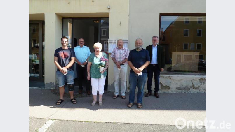 Aufgaben bei den Briefmarkenfreunden übernehmen (von links) Vorsitzender Daniel Laurer, Hans-Jürgen Reitzenstein, Irmgard Herold, Peter Wlach und Erwin Laurer. Rechts Bürgermeister Michael Göth. Bild: exb