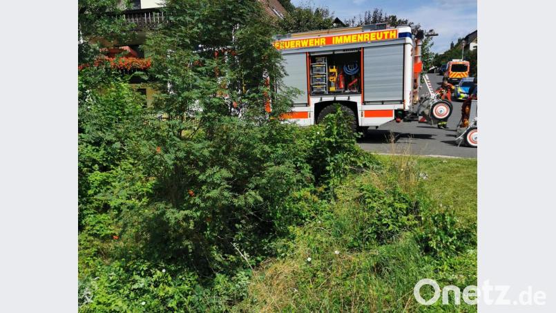 Nur schwer einsehbar ist die Böschung von der Siedlungsstraße aus. Ein Mann war mit seinem Motorrad den Hang hinabgestürzt, nachdem er von der Fahrbahn abgekommen war. Bild: mde