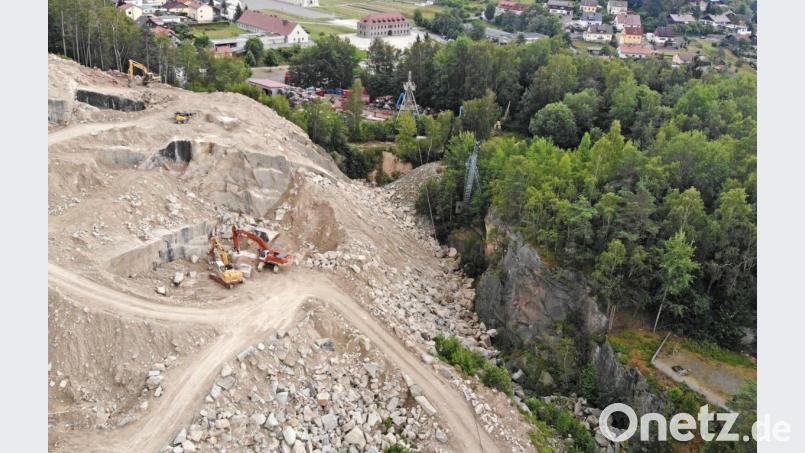 Eine Luftaufnahme des Steinbruchs Wurmstein in Flossenbürg. Im Hintergrund die ehemalige Kommandantur des Konzentrationslagers. Unten rechts die Aussichtsplattform, unterhalb die sogenannte Häftlingswand. Bild: privat