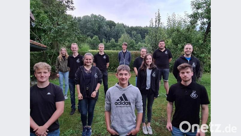 Gemeindereferent Christian Glaser (hinten, Mitte) und Kreisvorsitzende Anna Sorgenfrei (hinten links) gratulierten der neuen Vorstandschaft der KLJB Gaisthal-Rackenthal zur Wahl. Bild: muk