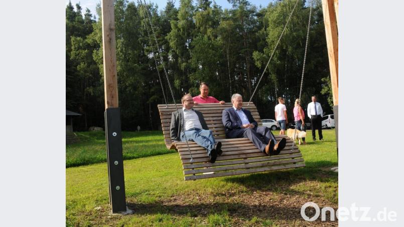 Initiator Christian Wiesneth (hinten) schiebt bei Bürgermeister Uwe König (links) und Landrat Richard Reisinger an: Die Panorama-Schaukel bestand den Praxistest. Bild: Joachim Gebhardt