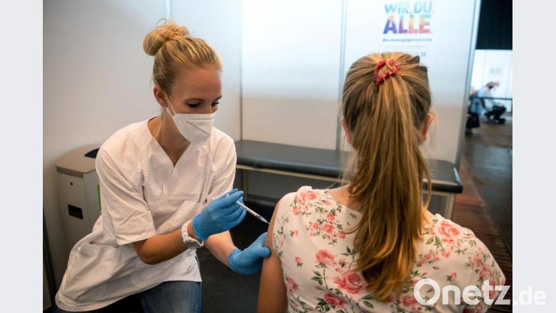 Es gibt rege Diskussionen, ob Kinder und Jugendliche ab 12 Jahren gegen Corona geimpft werden sollen. Die Ständige Impfkommission hat dazu noch keine Empfehlung abgegeben. Symbolbild: Sina Schuldt/dpa