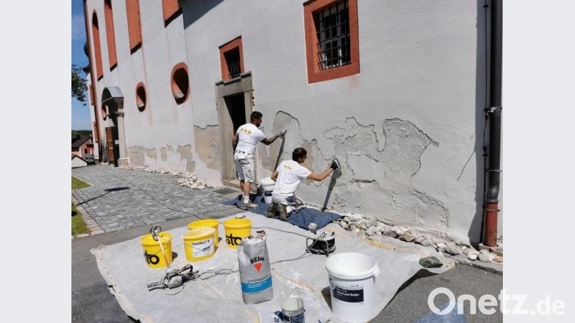 Gerade am unteren Teil der Kirchenmauer waren Ausbesserungen erforderlich. Bild: gz