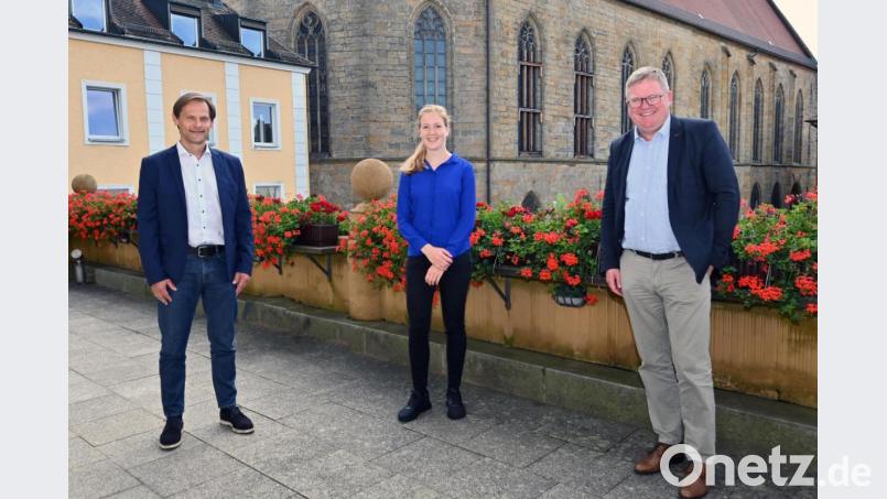 Oberbürgermeister Michael Cerny (rechts) gratuliert Julia Münster, die ihre Ausbildung zur Diplom-Verwaltungswirtin (FH) als Drittbeste von 502 Teilnehmern in ganz Bayern abschloss, sowie Thomas Rogenhofer, der seine Fortbildung zum Verwaltungsbetriebswirt (BVS) mit der Note 1,0 absolvierte. Bild: Susanne Schwab, Stadt Amberg